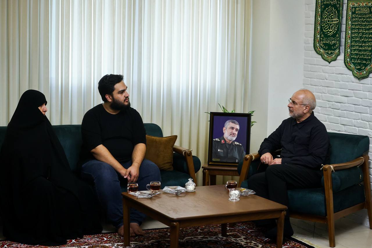 حضور قالیباف در منزل سرلشکر شهید حاجی‌زاده