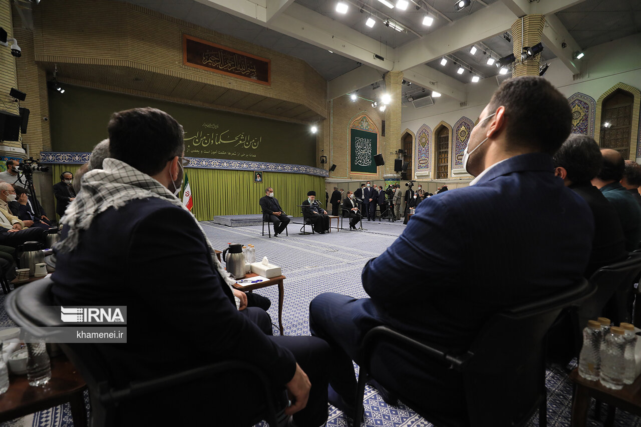  دیدار جمعی از شاعران با رهبر انقلاب