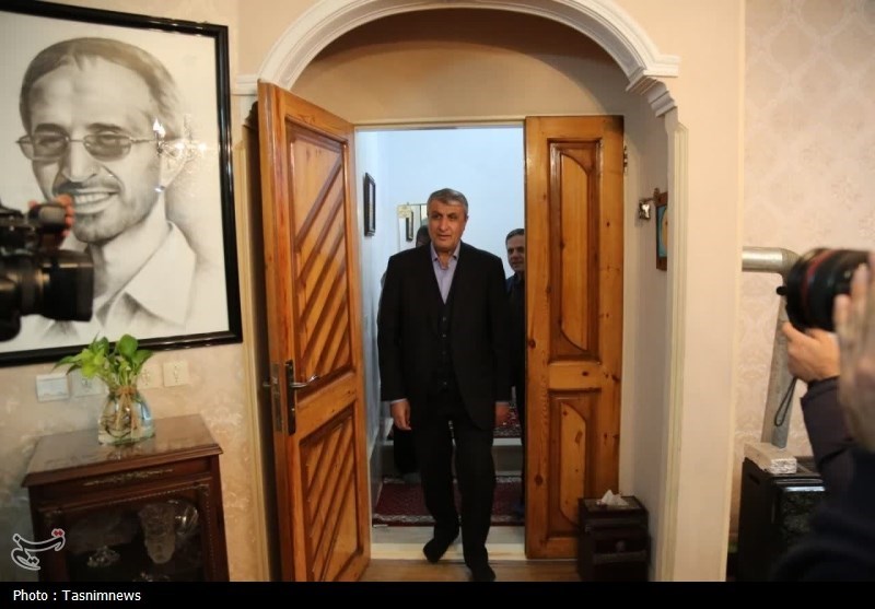 دیدار رئیس سازمان انرژی اتمی با خانواده شهید شهریاری