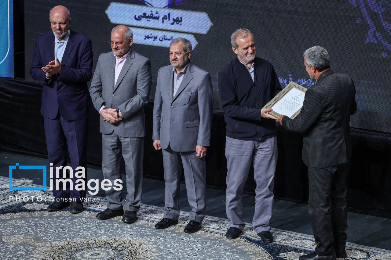 تجلیل از معلمان نمونه کشوری با حضور رئیس جمهور