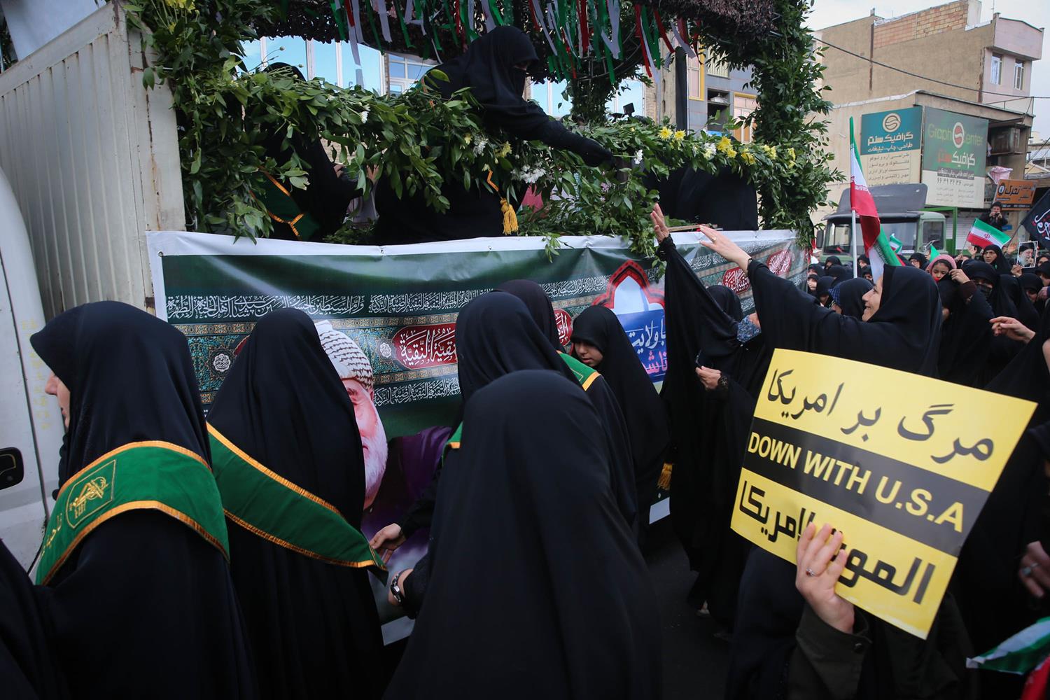 مراسم تشییع پیکر شهیده فائزه رحیمی با حضور قالیباف