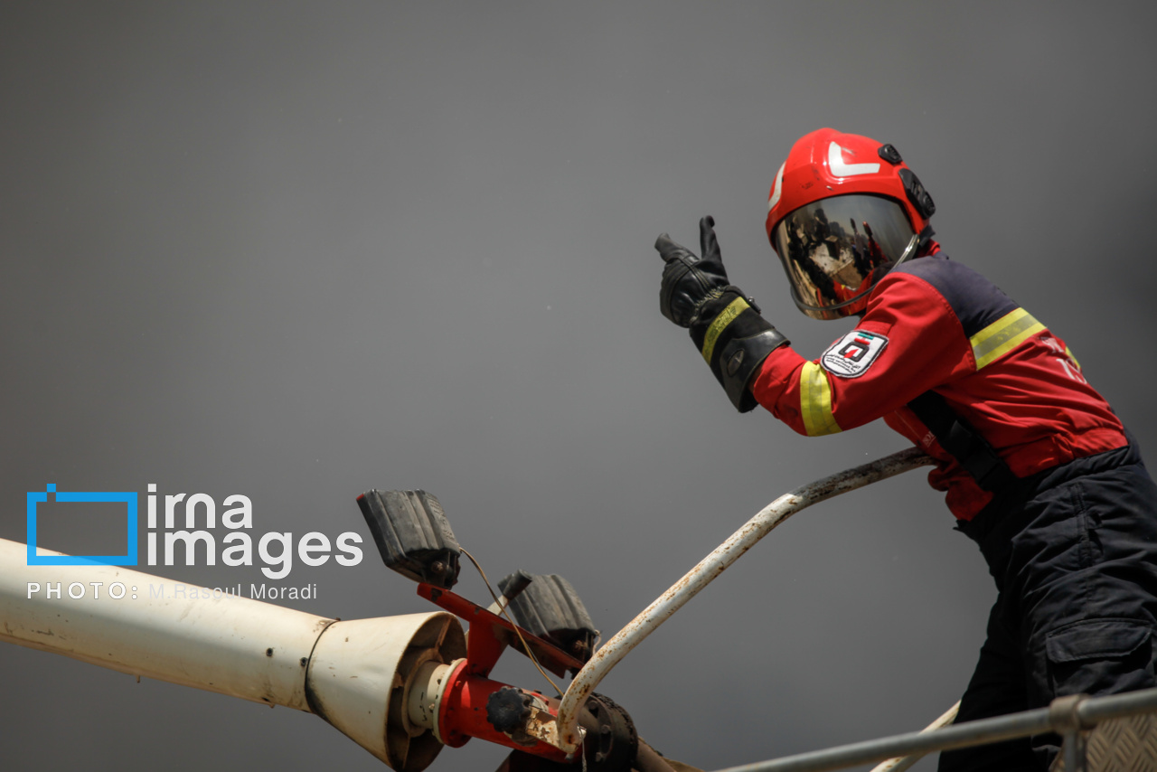 مراحل پایانی مهار آتش سوزی بندر شهید رجایی