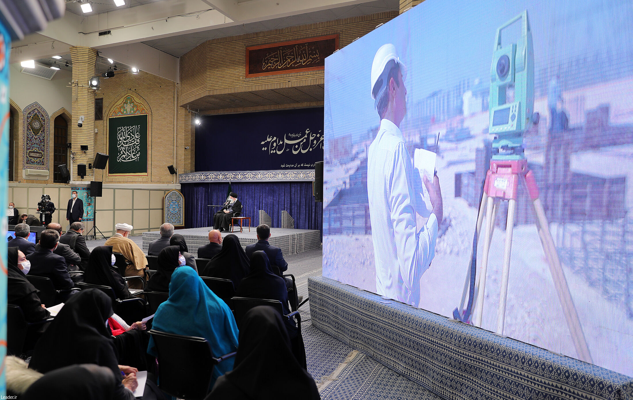 تصاویری از دیدار کارآفرینان، تولیدکنندگان و دانش بنیان‌ها با رهبر انقلاب