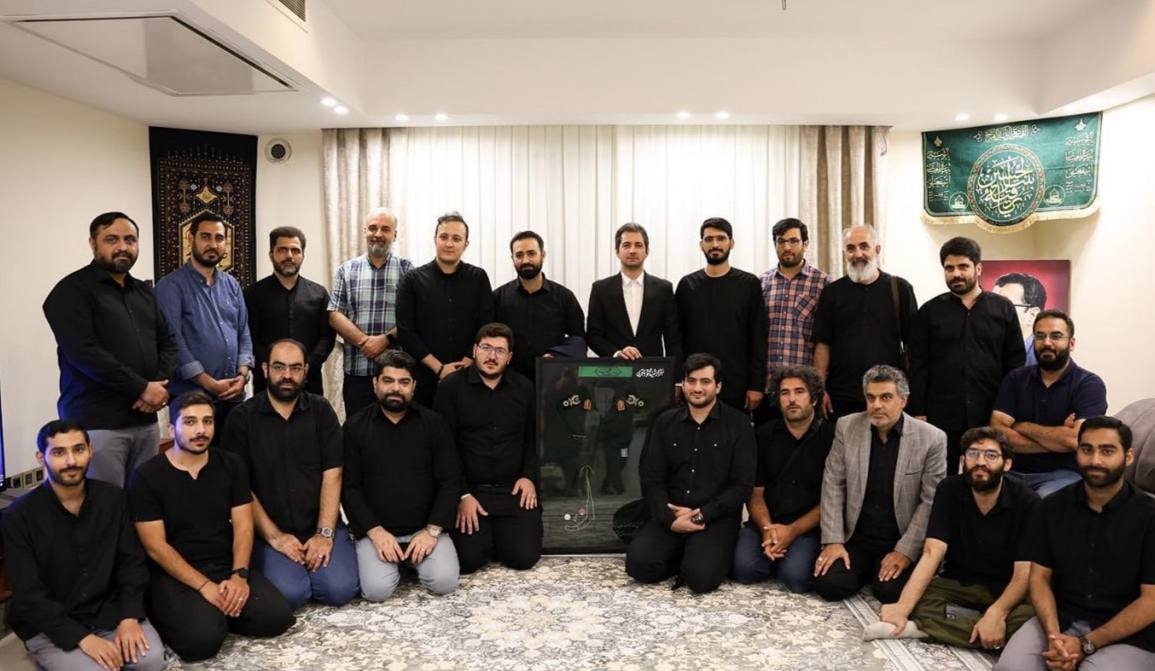 حضور اصحاب رسانه در منزل فرمانده گمنام موشکی