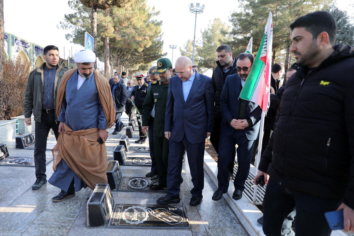 حضور رئیس مجلس در مزار شهدای شهرستان نیشابور