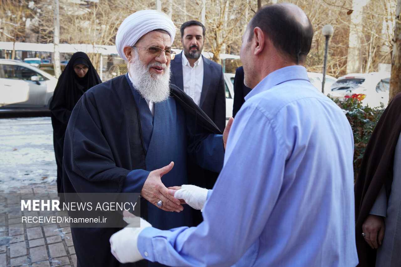 حضور نمایندگان رهبر انقلاب در منازل تعدادی از جانبازان