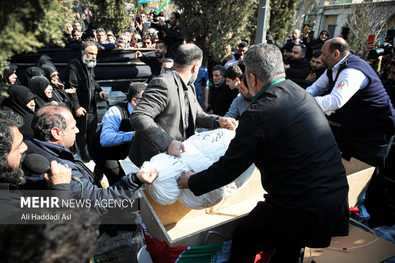 وداع آتش نشان ها با فرمانده شهیدشان