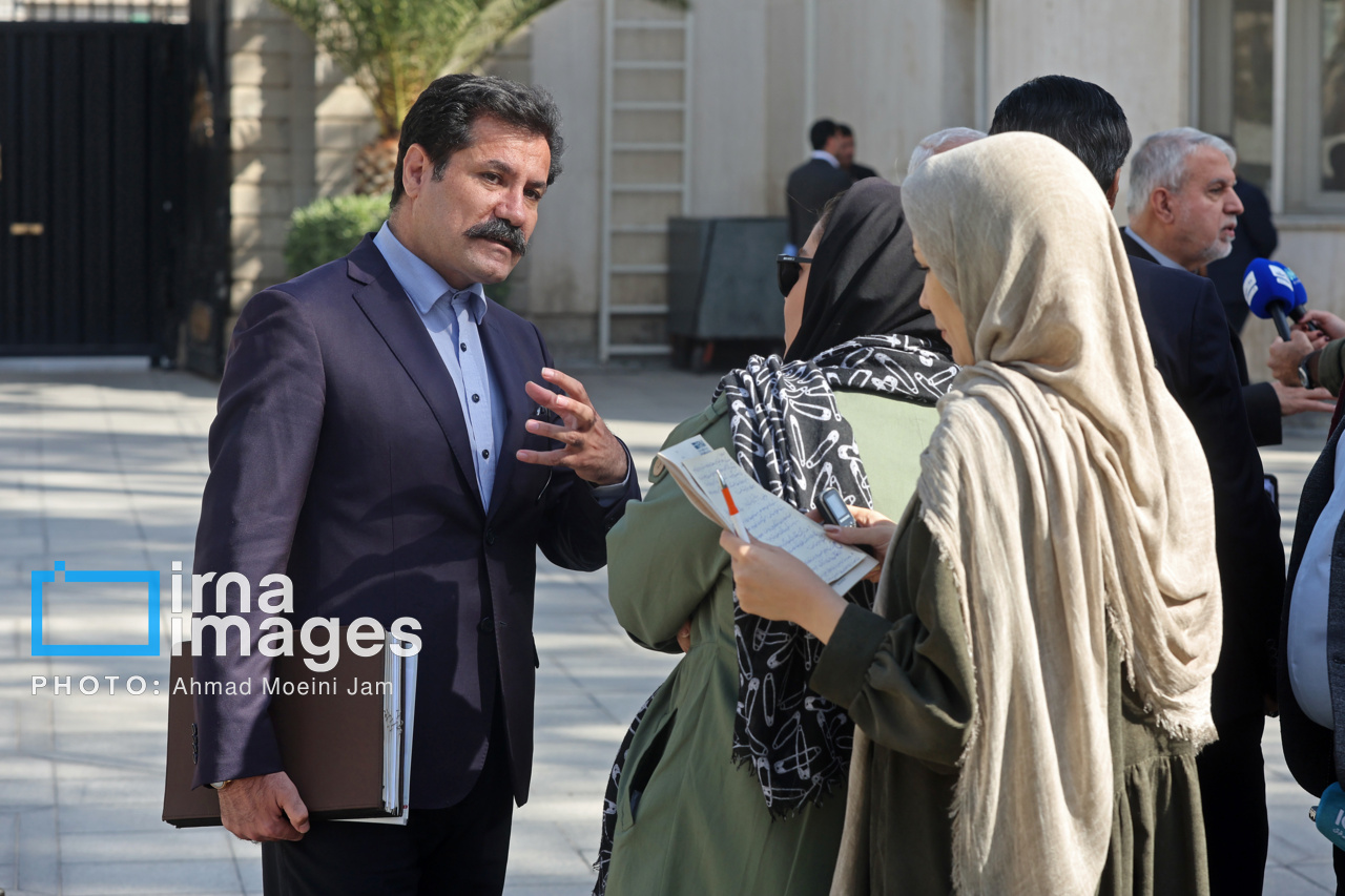 اعضای هیأت دولت در جمع خبرنگاران