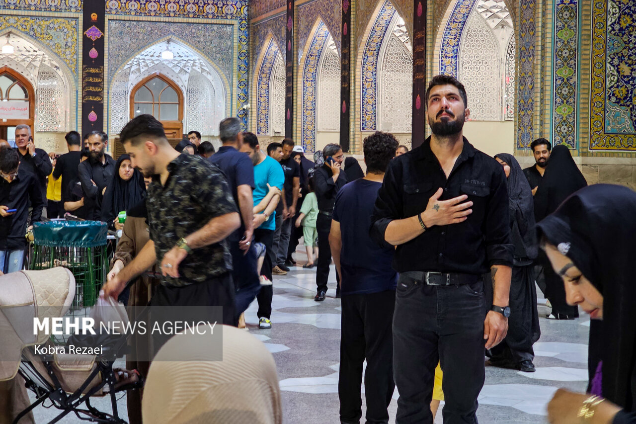شب عاشورای حسینی در حرم مطهر امام رضا(ع)