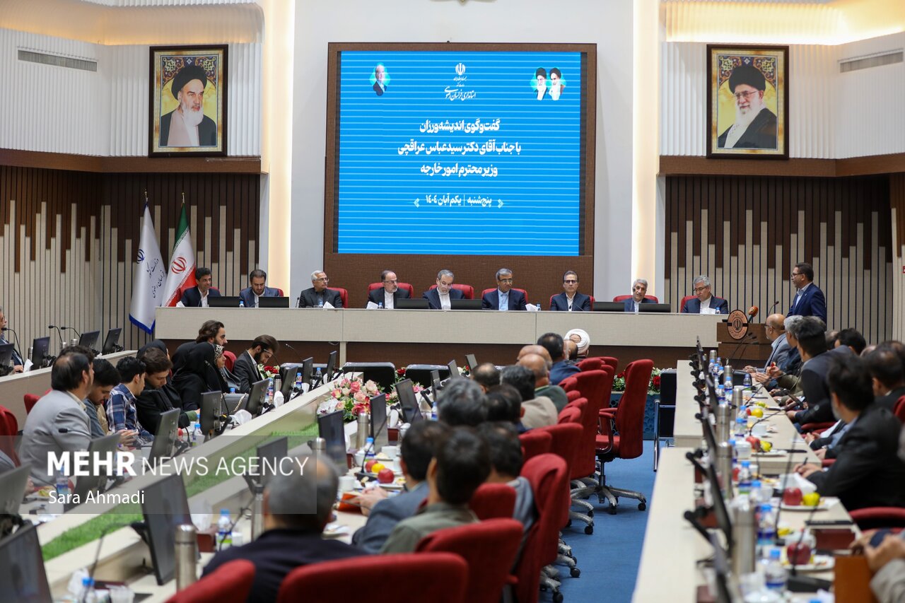 نشست هم اندیشی نخبگانی با حضور مقامات