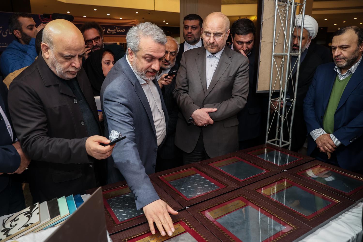 بازدید قالیباف از نمایشگاه توانمندی‌های تولید داخل