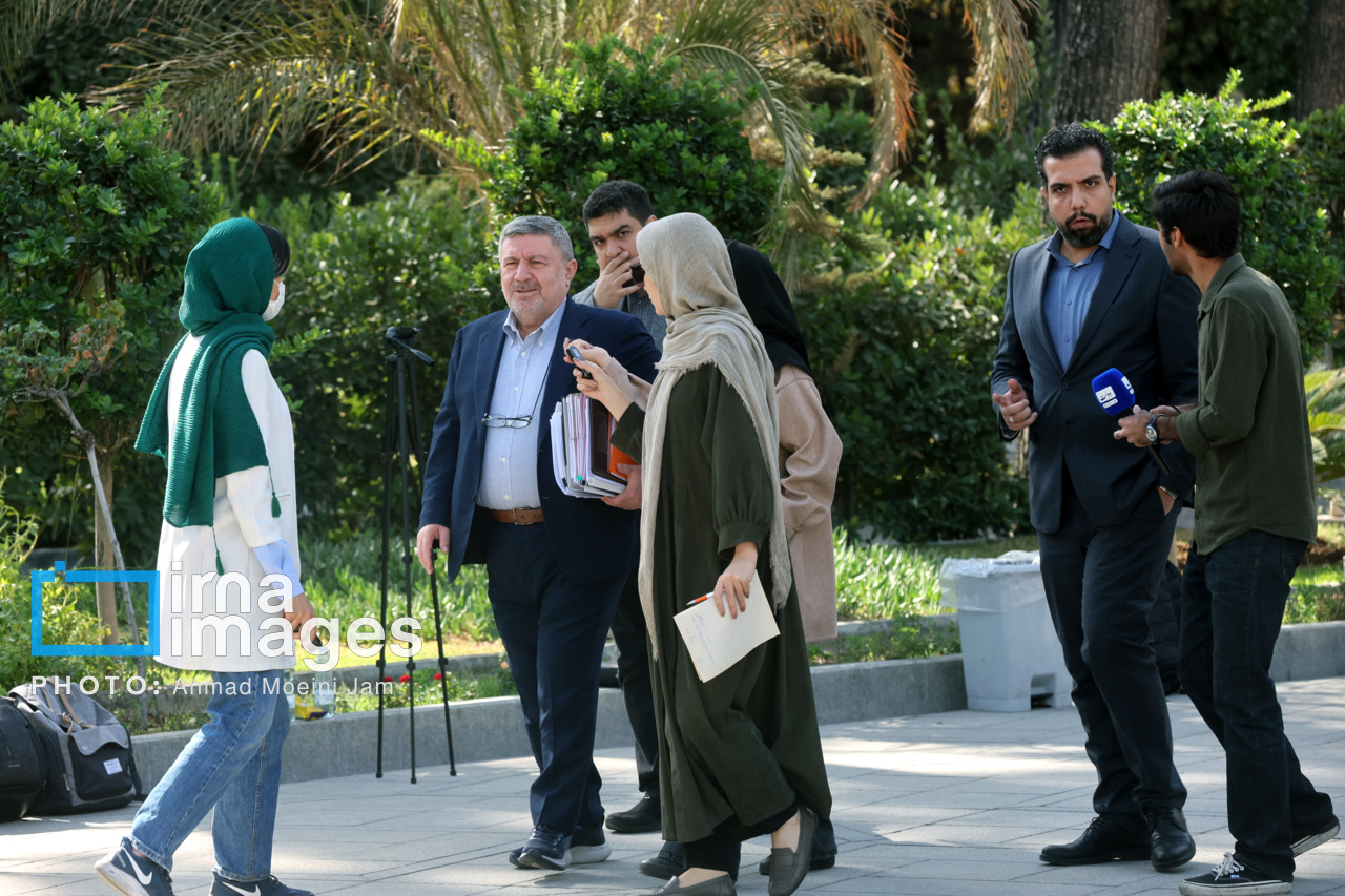 اعضای هیأت دولت در جمع خبرنگاران