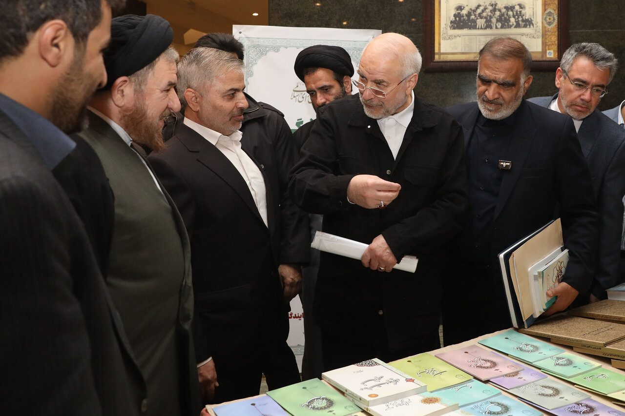  بازدید رئیس مجلس از نمایشگاه آثار مکتوب نمایندگان ادوار