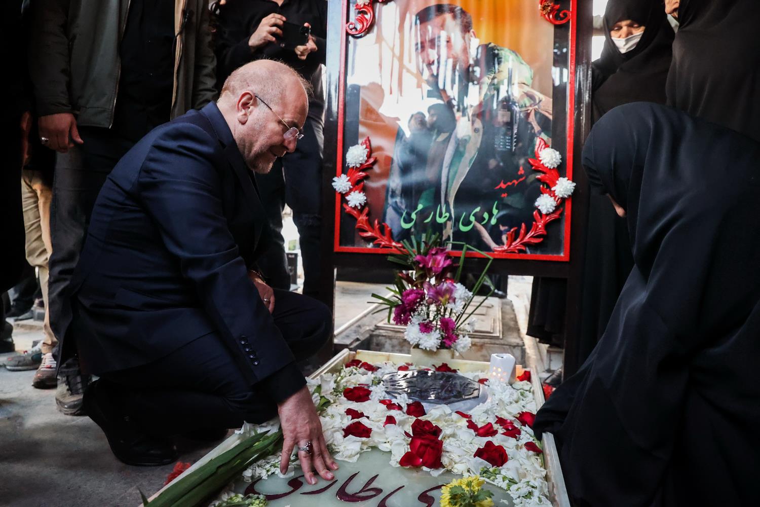 حضور قالیباف در گلزار شهدای بهشت زهرا(س) و گفت‌وگوی چهره به چهره با خانواده شهدا