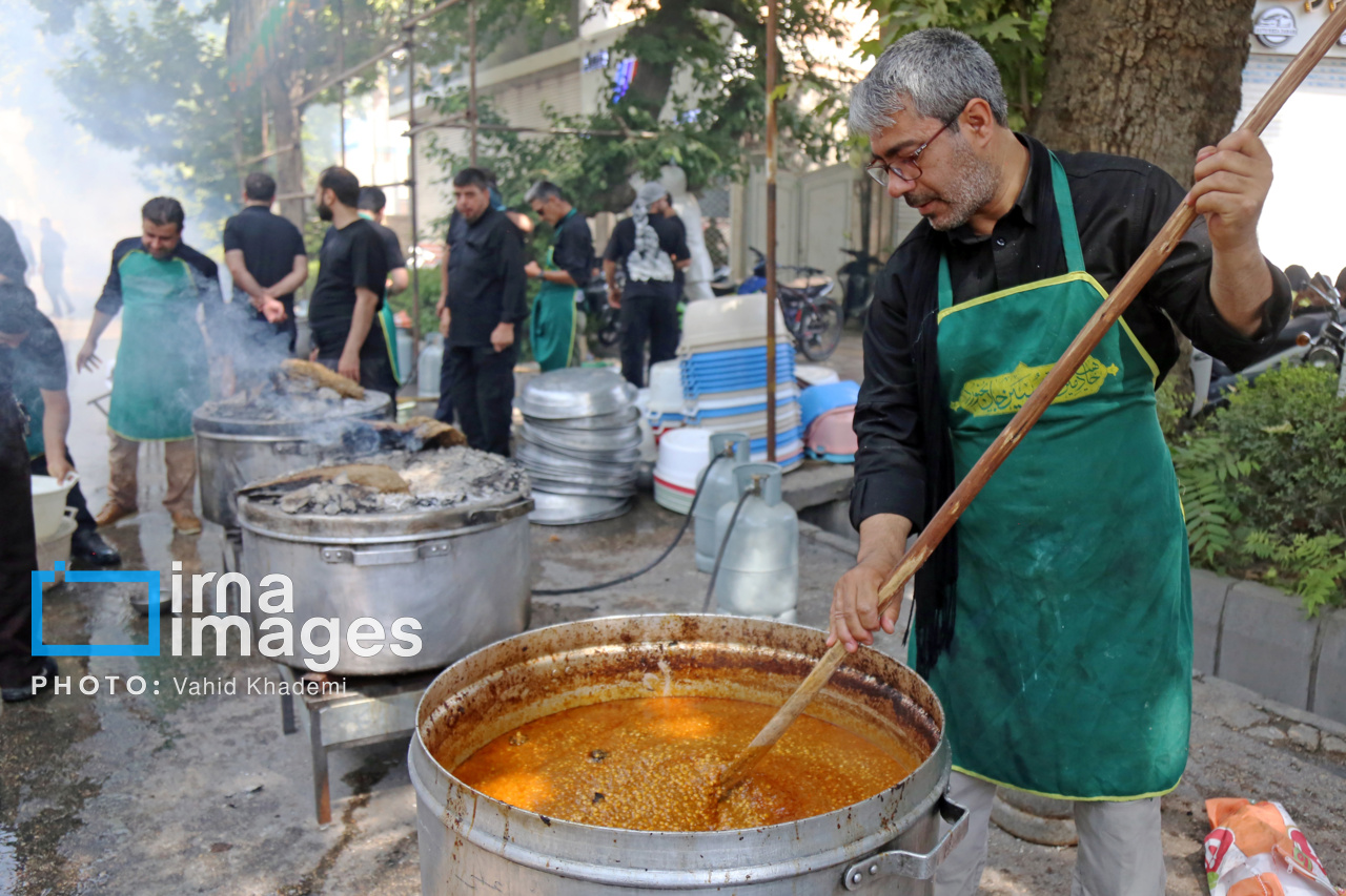 طبخ و توزیع ۷۲ دیگ غذای نذری