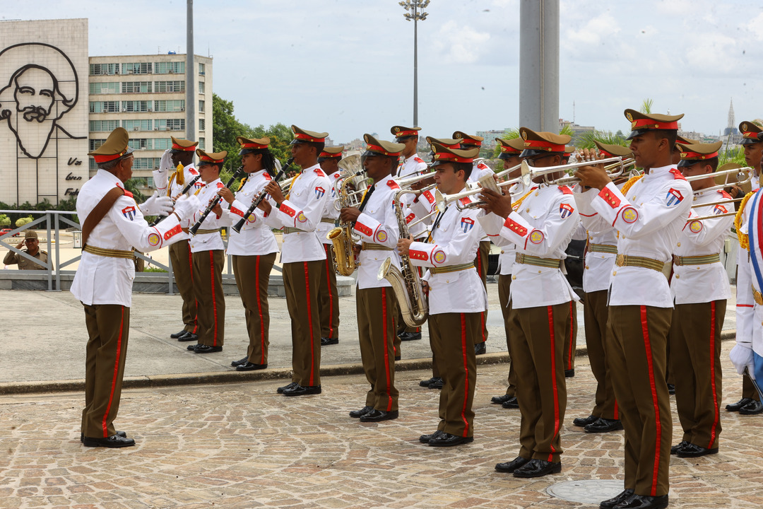 بدرقه قالیباف توسط رئیس و نایب‌رئیس مجلس کوبا