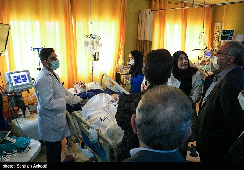 عیادت وزیر بهداشت از مصدومان سانحه هوایی کرمان
