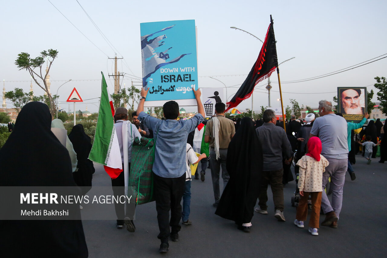 راهپیمایی «انا علی العهد» در طریق المهدی قم