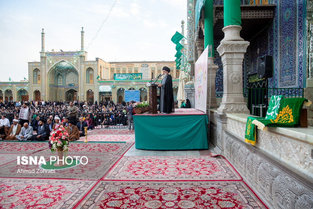 آیین تعویض پرچم گنبد حرم مطهر حضرت معصومه(س)