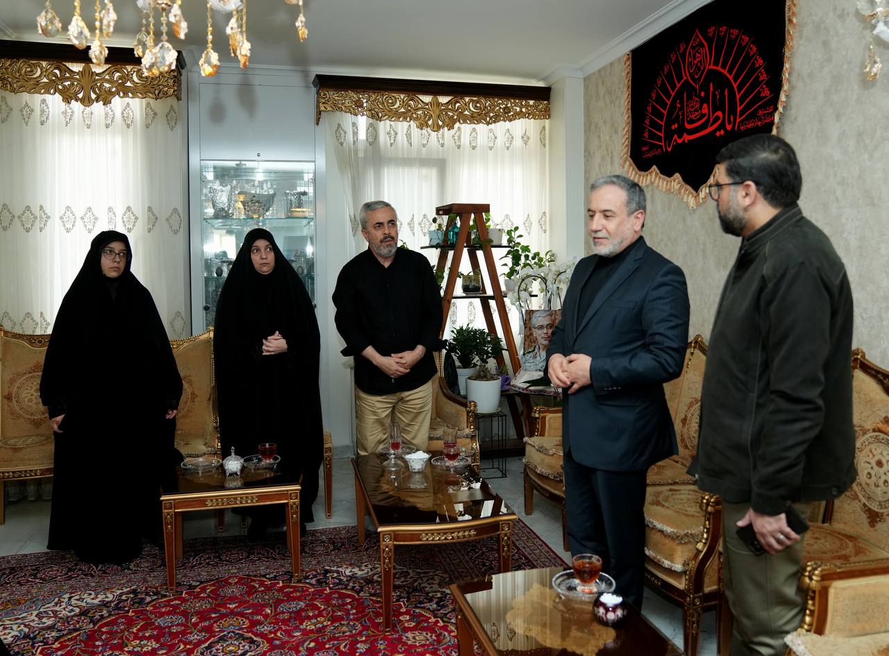 دیدار عراقچی با خانواده شهید محمد باقری 
