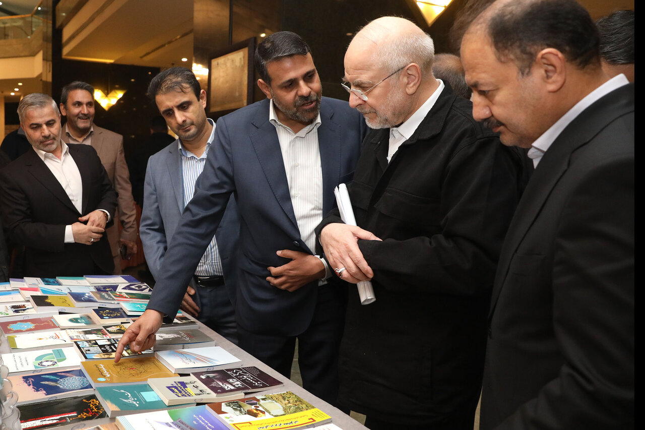  بازدید رئیس مجلس از نمایشگاه آثار مکتوب نمایندگان ادوار