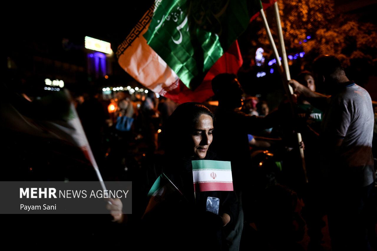 شادی مردم تهران پس از عملیات بشارت فتح