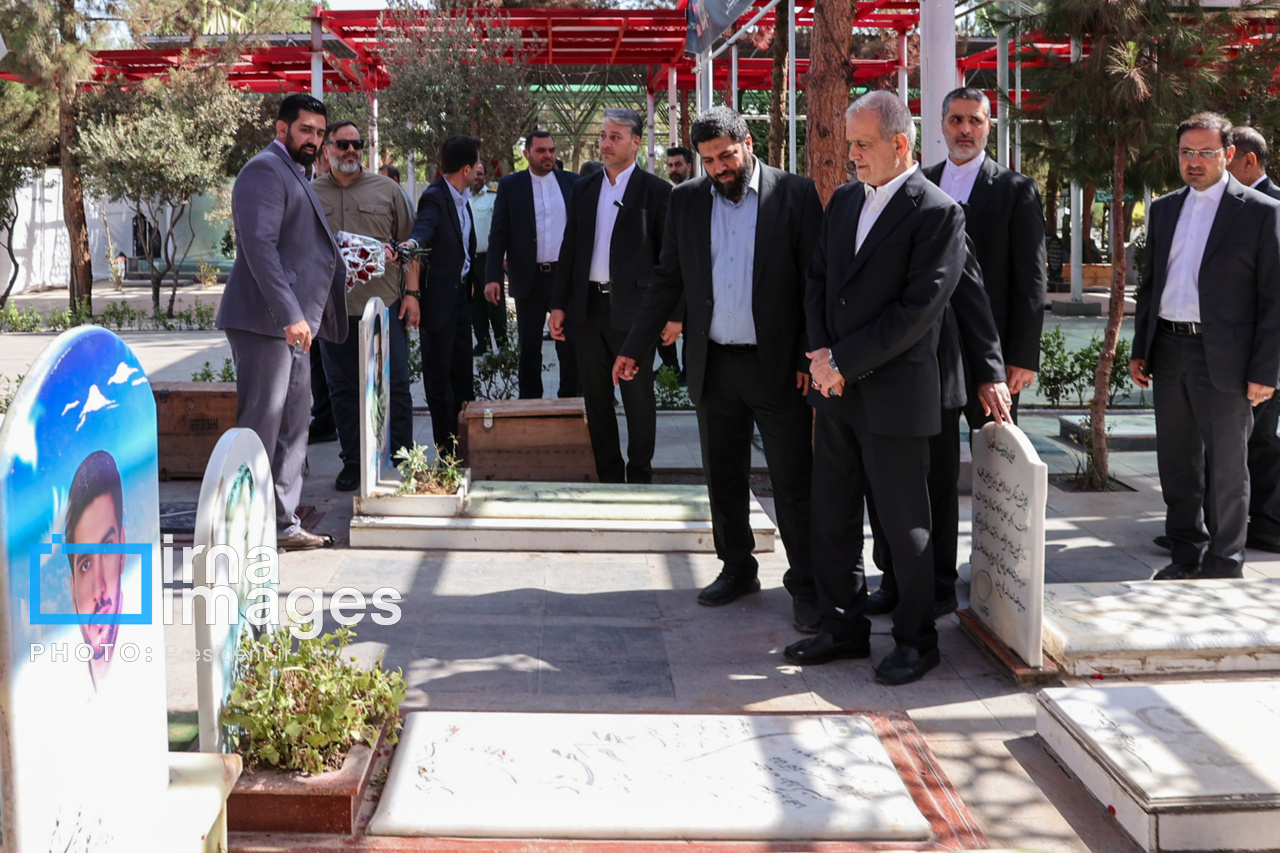 حضور پزشکیان بر مزار شهدای تهاجم اسرائیل به ایران