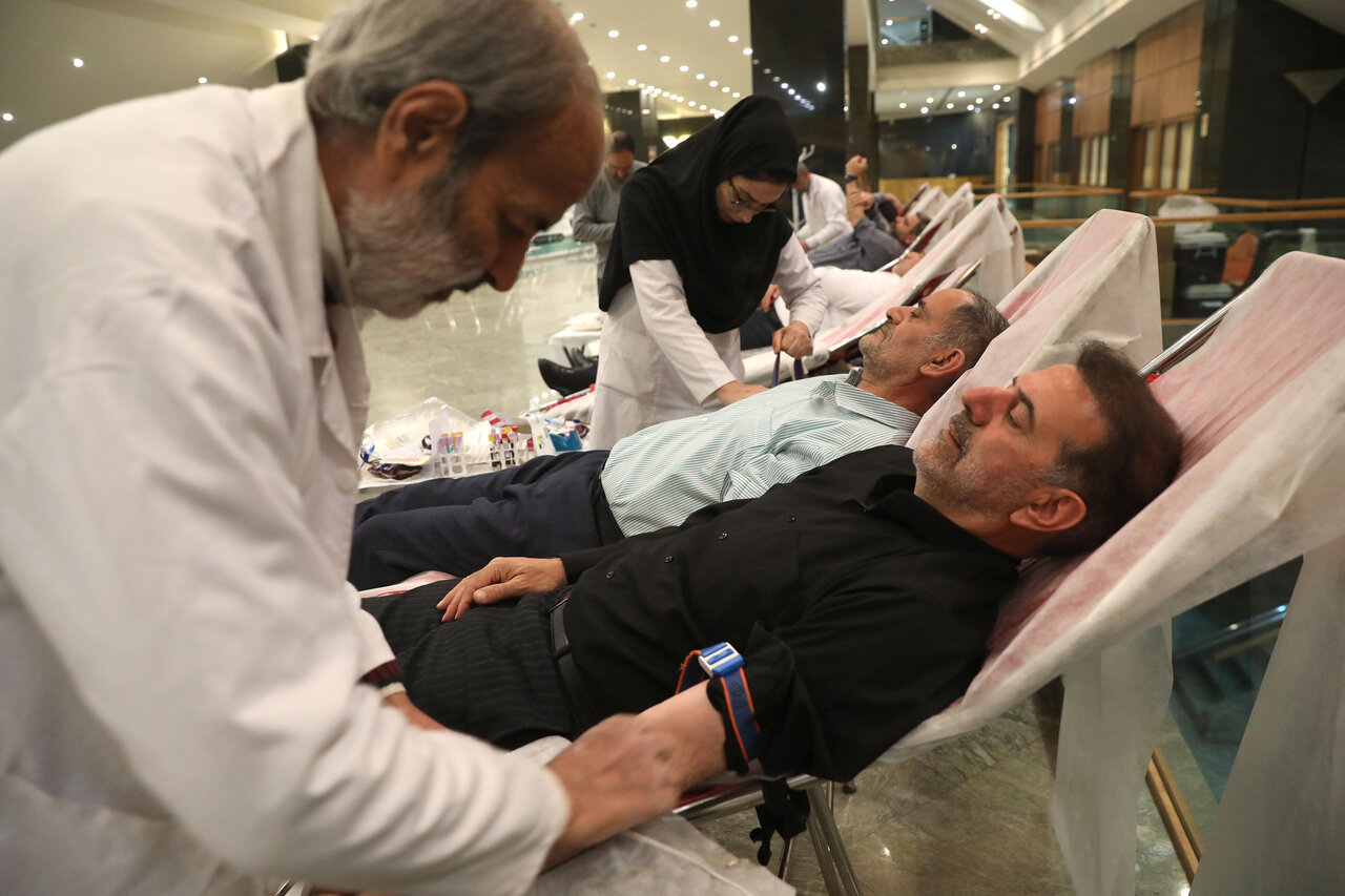 اهدای خون نمایندگان مجلس به مناسبت روز مجلس