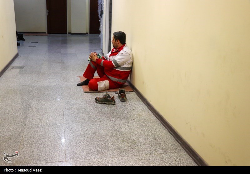 حضور وزیر بهداشت و نیروهای امدادی در نزدیکی منطقه حادثه بالگرد رئیس‌جمهور