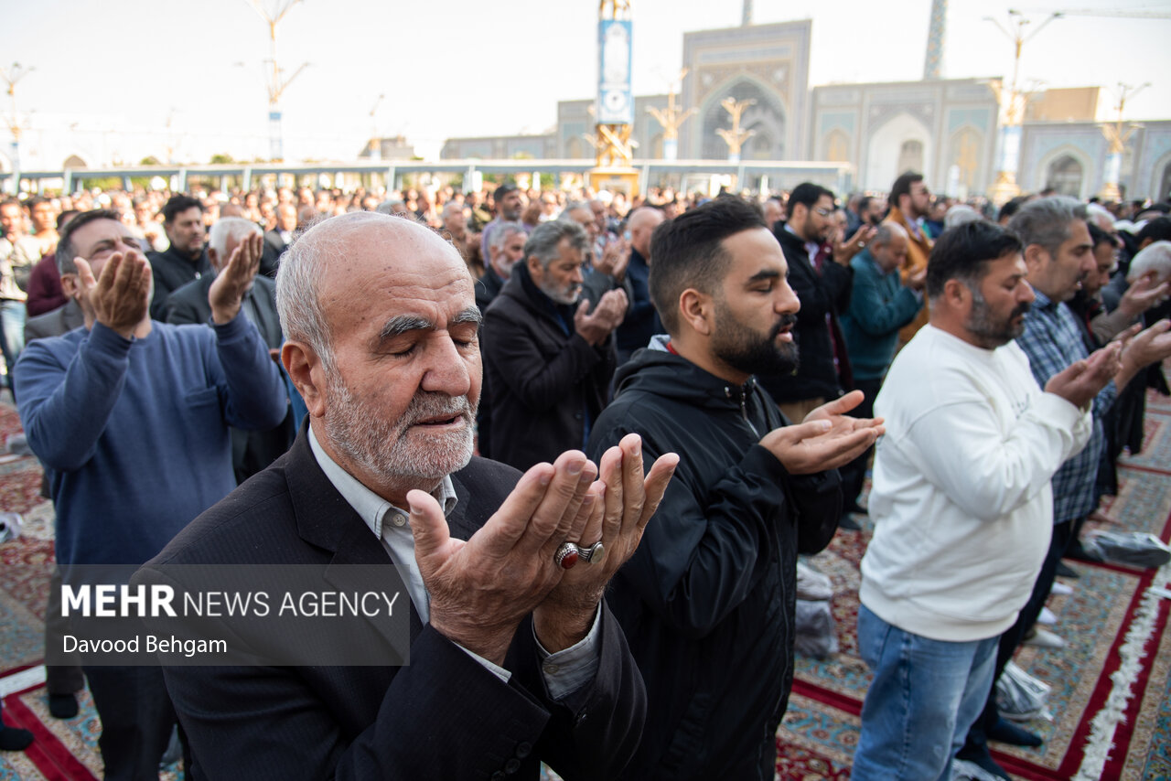  اقامه نماز طلب باران در حرم مطهر امام رضا (ع)
