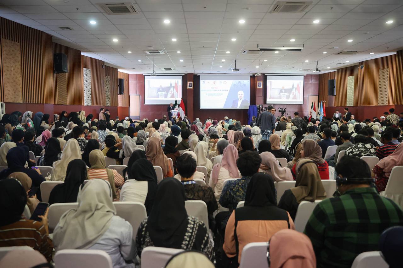 حضور قالیباف در جمع دانشجویان دانشگاه هدایةالله جاکارتا