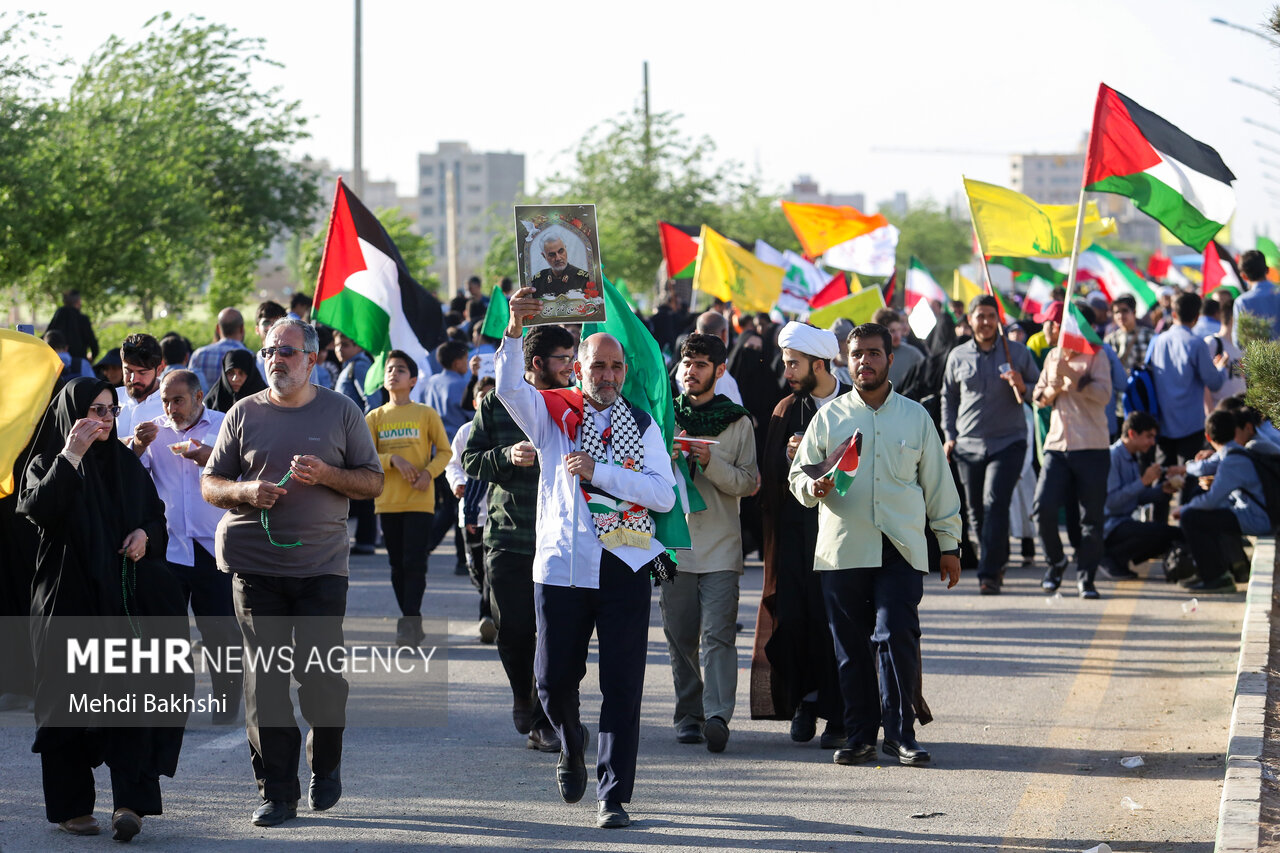 راهپیمایی «انا علی العهد» در طریق المهدی قم