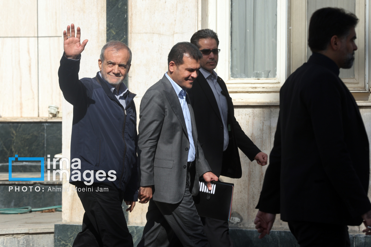 اعضای هیأت دولت در جمع خبرنگاران