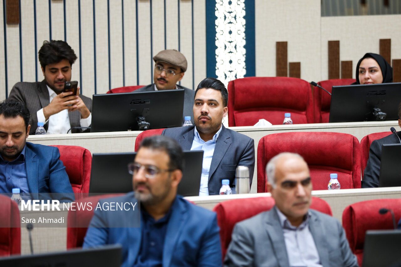 نشست هم اندیشی نخبگانی با حضور مقامات