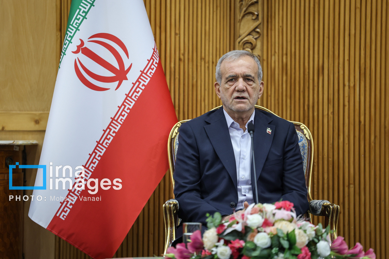 تصاویر بدرقه رئیس‌جمهور در سفر به پاکستان