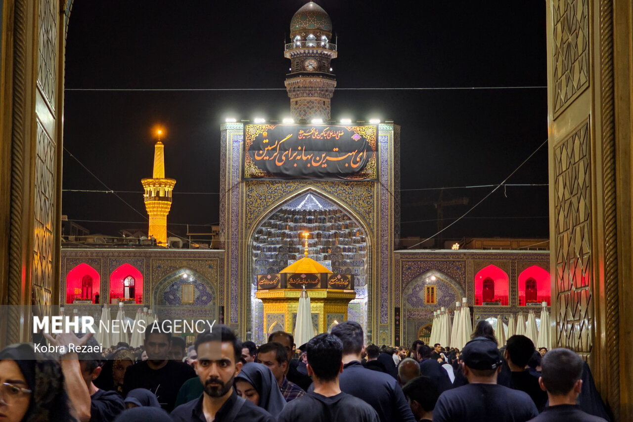 شب عاشورای حسینی در حرم مطهر امام رضا(ع)