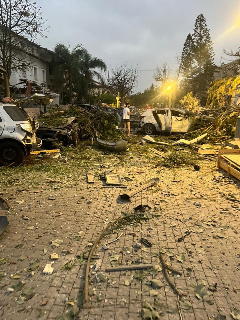 تصاویری از محل اصابت موشک‌های ایرانی در تل‌آویو