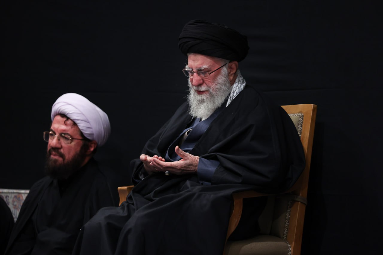 تصاویری از مراسم عزاداری با حضور رهبری