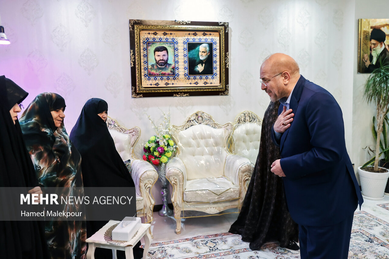 حضور رئیس مجلس در منزل سه تن از شهدای پرواز اردیبهشت
