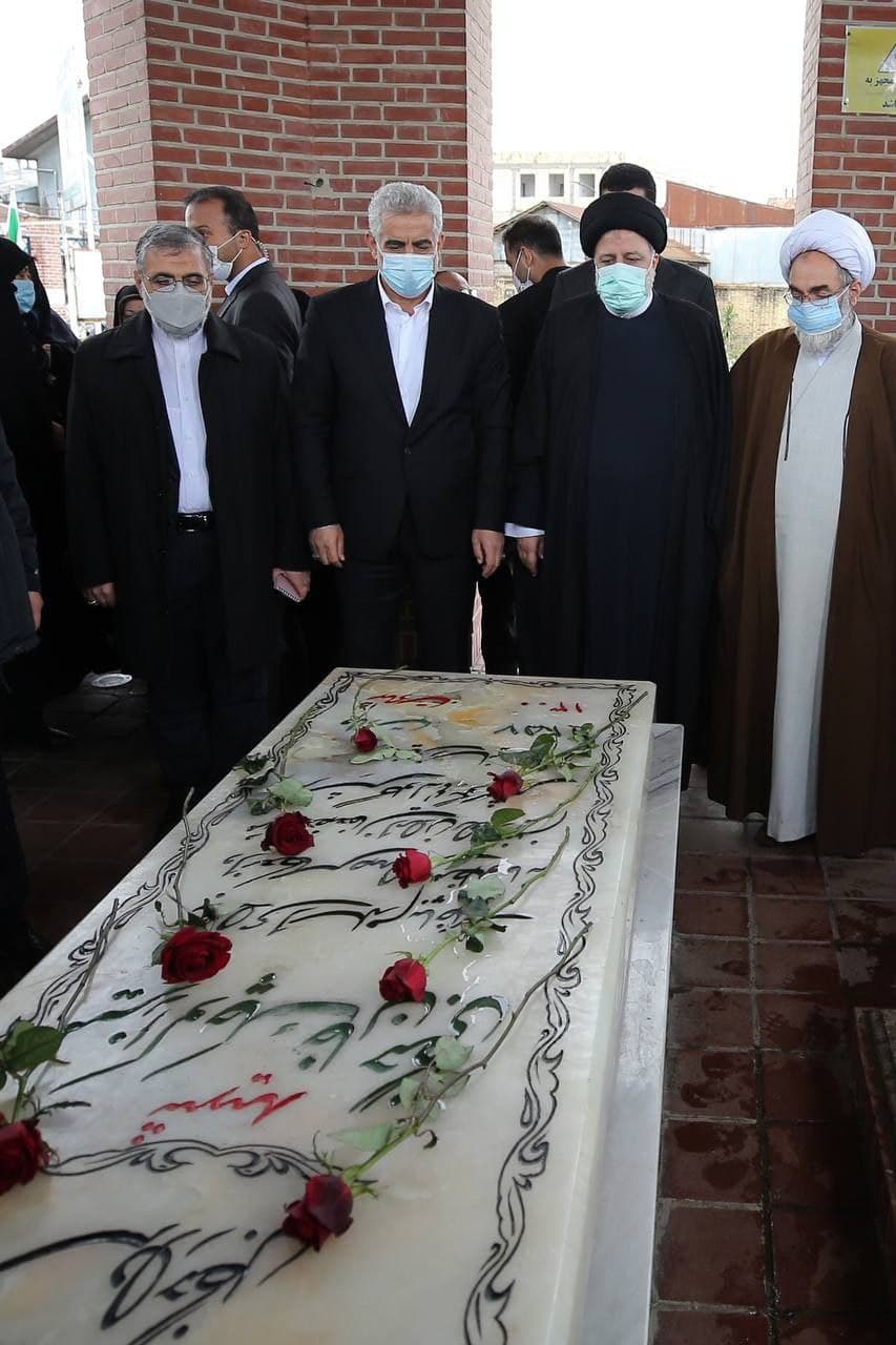 رئیس‌جمهور بر مزار میرزا کوچک خان جنگلی