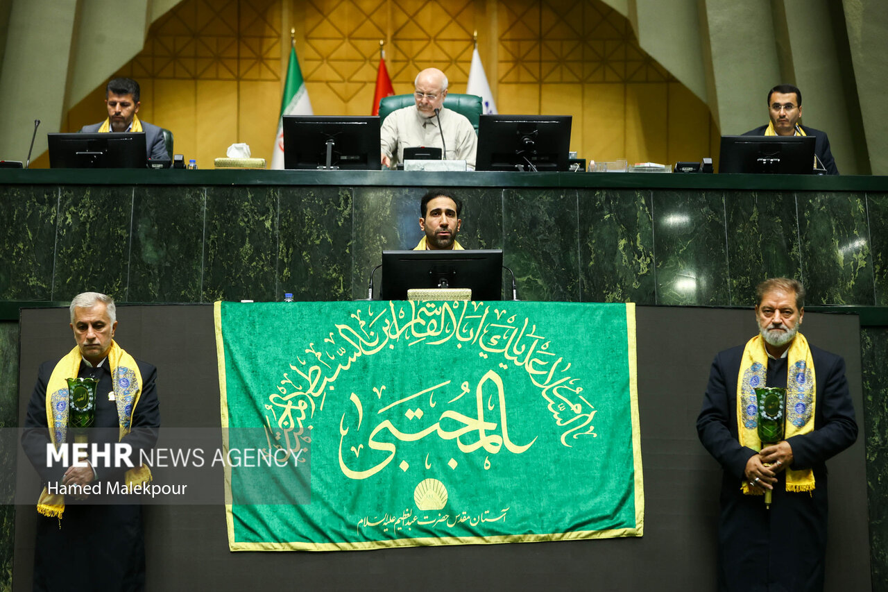 خادمان حرم حضرت عبدالعظیم در صحن مجلس