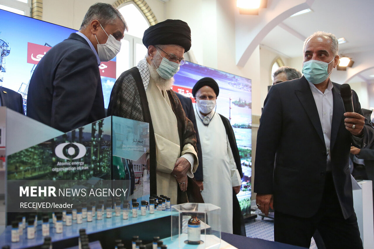تصاویر بازدید رهبر انقلاب از نمایشگاه دستاوردهای صنعت هسته‌ای