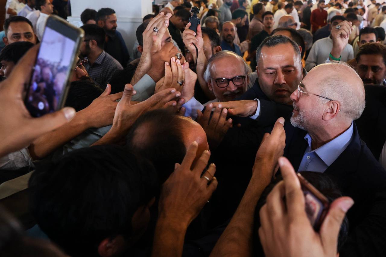  استقبال گرم مردم کراچی از قالیباف