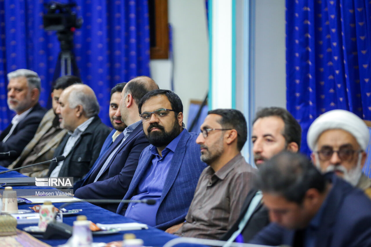 نشست مسئولان و حلقه های میانی تولید و اقتصاد مردمی با رئیس جمهور