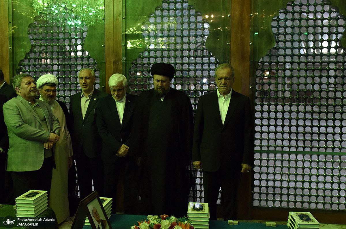 عکسی از مسعود پزشکیان بر سر مزار آیت‌آلله هاشمی