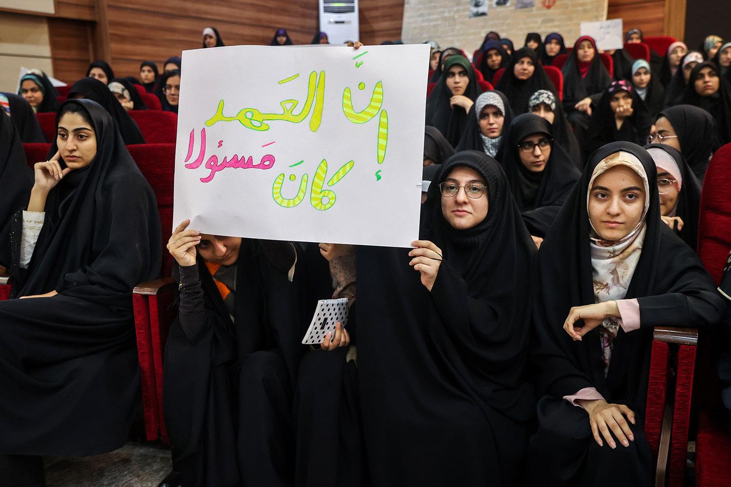  نشست خواهران عضو بسیج دانشجویی با قالیباف