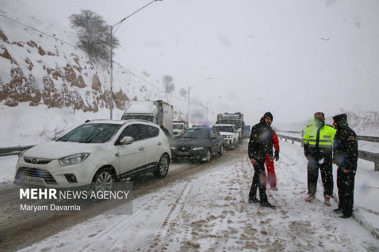 امدادرسانی به خودروهای گرفتار در برف