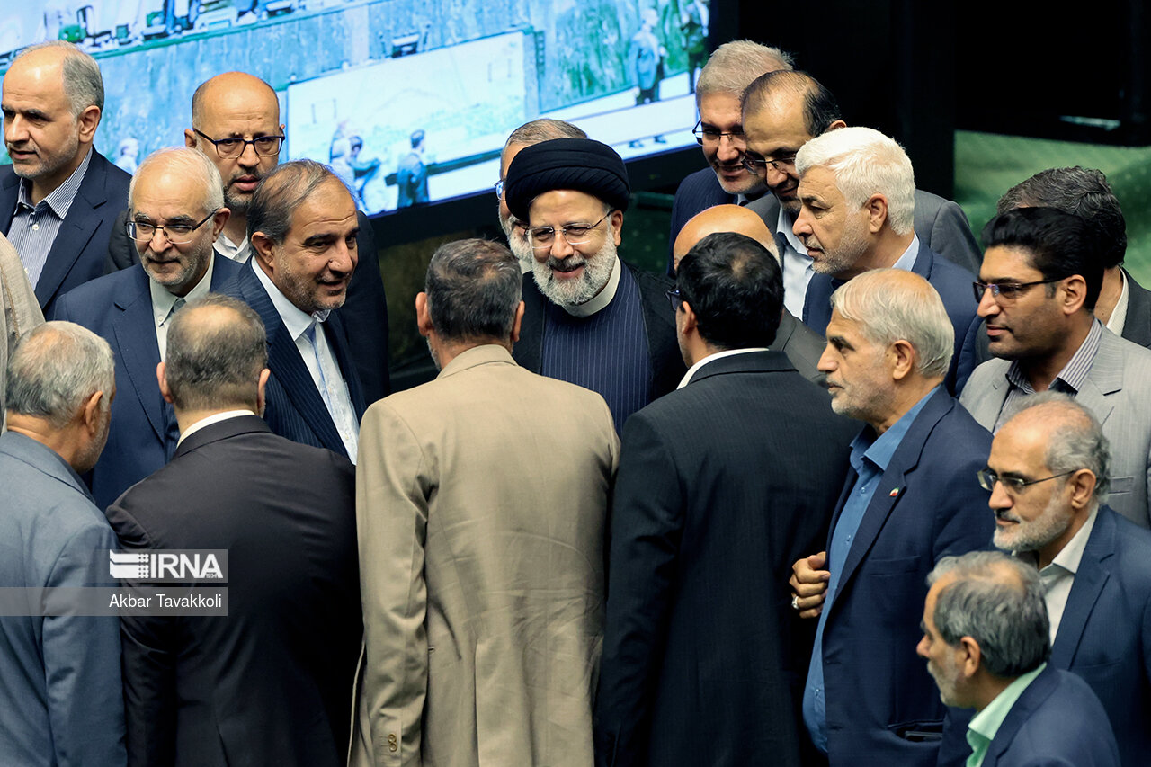 تقدیم لایحه برنامه هفتم توسط رئیسی در مجلس