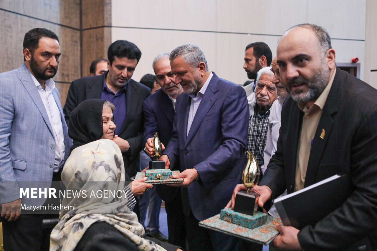 جشن بزرگداشت روز خانواده و تکریم بازنشستگان