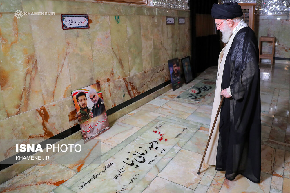 حضور رهبر انقلاب بر مزار شهیدان امیرعبداللهیان، موسوی، جلادتی و زمانی‌نیا